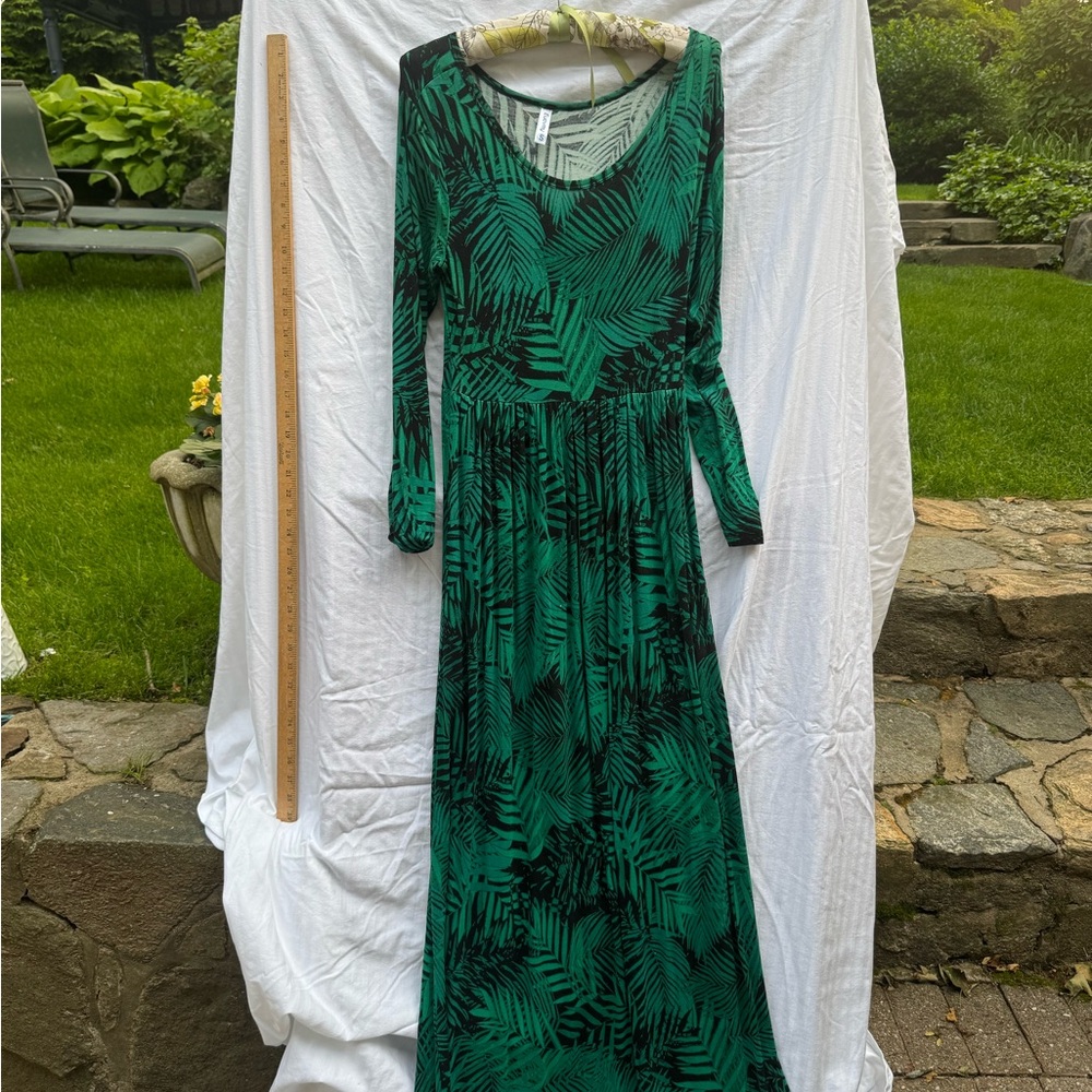 Check out this gorgeous dress in a chic black and green tropical print!